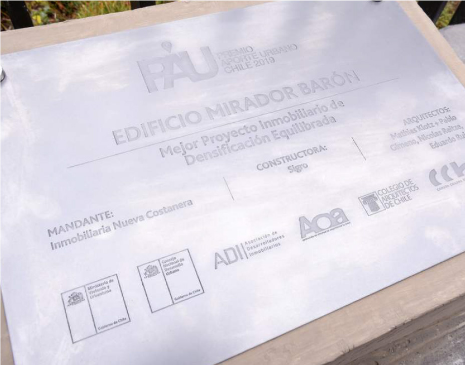 Placa conmemorativa Premio Aporte Urbano 2019 al Mejor Proyecto Inmobiliario de Denificación Equilibrada - Mirador Barón