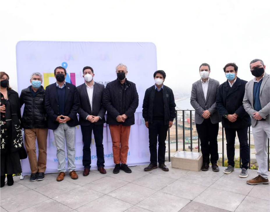 Personas posando junto a la placa conmemorativa de Premio Aporte Urbano 2019